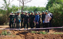 Khảo sát thông tin tìm kiếm hài cốt liệt sĩ tại căn cứ Cồn Tiên
