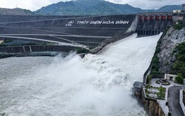 Thủy điện Hòa Bình mở cửa xả đáy, hạ du khẩn trương ứng phó