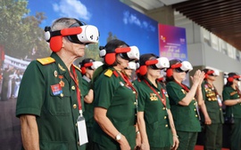 TPHCM: Du khách hào hứng 'Trở về thời khắc thiêng liêng'