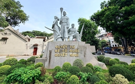 Tượng đài và tinh thần 'Quyết tử để Tổ quốc quyết sinh' luôn là biểu tượng đặc biệt của Thủ đô