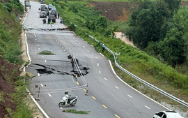 Mưa lớn gây ngập úng, quốc lộ 4B qua Lạng Sơn đứt gãy