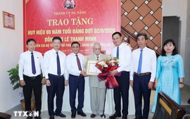Thường trực Ban Bí thư Trần Cẩm Tú trao tặng Huy hiệu 80 năm tuổi Đảng cho đảng viên lão thành tại Đà Nẵng