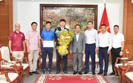 Thủ tướng Chính phủ tặng quà, động viên Đội tuyển bóng đá nam quốc gia