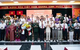 Chủ tịch Quốc hội Trần Thanh Mẫn trao Huy hiệu Đảng tặng các đồng chí lão thành cách mạng