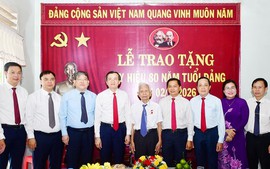 Vĩnh Long: Trao Huy hiệu 80 năm tuổi Đảng cho hai đảng viên lão thành