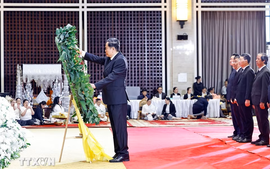 Chủ tịch Quốc hội Trần Thanh Mẫn viếng Chủ tịch Quốc hội Lào Saysomphone Phomvihane