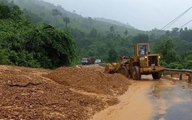 Thông xe 3 vị trí sạt lở nghiêm trọng trên đường Hồ Chí Minh qua Quảng Trị