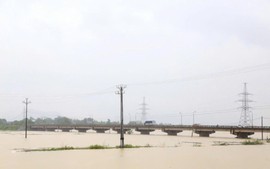 Mực nước sông Bôi dâng cao, cấm tất cả tàu thuyền qua cầu Đế