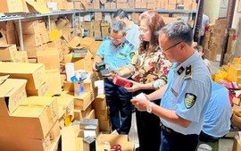 Hà Nội tăng cường siết kiểm soát hàng giả, an toàn thực phẩm trong cao điểm cuối năm