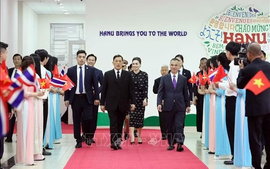 Nhà vua và Hoàng hậu Thái Lan thăm, gặp gỡ giảng viên, sinh viên Trường ĐH Hà Nội