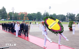 Nhà Vua và Hoàng hậu Thái Lan vào Lăng viếng Chủ tịch Hồ Chí Minh