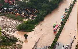 Mưa lũ gây ngập sâu, nhiều sông vượt báo động 3