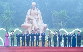 Khánh thành Tượng đài "Bác Hồ với ngày hội non sông" tại Đền Hùng