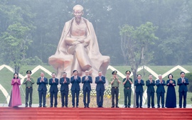 Khánh thành Tượng đài "Bác Hồ với ngày hội non sông" tại Đền Hùng