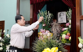 Chủ tịch Quốc hội Trần Thanh Mẫn dâng hương tưởng nhớ Chủ tịch Hồ Chí Minh dịp 2/9