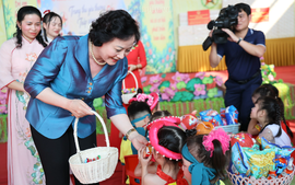 Phó Thủ tướng Phạm Thị Thanh Trà vui Tết Trung thu cùng trẻ em Tuyên Quang