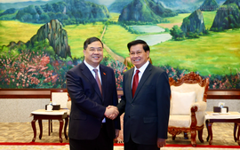 Phó Thủ tướng Thường trực Phạm Gia Túc chào Tổng Bí thư, Chủ tịch nước và Thủ tướng Lào