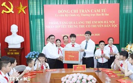 Thường trực Ban Bí thư Trần Cẩm Tú trao quà Trung Thu cho Làng trẻ em SOS Hà Nội