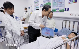 Chủ tịch Quốc hội thăm, động viên các bệnh nhi tại Bệnh viện Nhi đồng 1, TPHCM