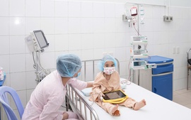 Em bé 1 tuổi rưỡi hiến tủy thành công cứu chị gái
