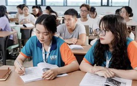 Mẹ là người đơn thân nghèo, sinh viên có được miễn học phí?