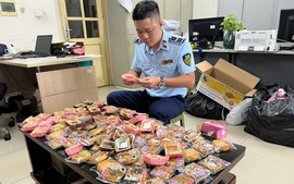Hà Nội 'siết' thị trường hàng Trung thu: Xử lý lượng lớn bánh kẹo, đồ chơi không bảo đảm