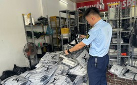 Quản lý thị trường Hà Nội tăng cường kiểm tra đột xuất hàng vi phạm quyền sở hữu trí tuệ