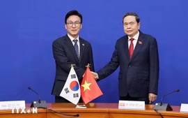 Chủ tịch Quốc hội Trần Thanh Mẫn tiếp Chủ tịch Đảng Dân chủ Đồng hành Hàn Quốc