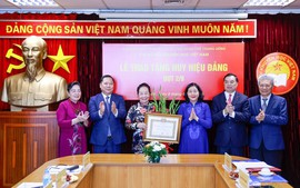 Trao tặng Huy hiệu 45 năm tuổi Đảng cho nguyên Phó Chủ tịch nước Nguyễn Thị Doan