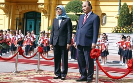 President hosts welcome ceremony for Singaporean counterpart