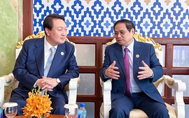 Prime Minister meets Korean President, Indian Vice President in Cambodia