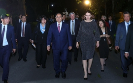 Vietnamese and New Zealand Prime Ministers visit Ho Chi Minh's stilt house