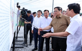Prime Minister inspects key transport projects in Binh Duong