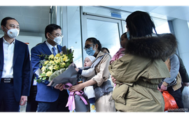 First repatriation flight for Vietnamese in Ukraine safely lands in Ha Noi