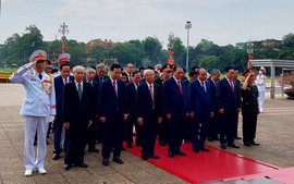 Leaders pay tribute to President Ho Chi Minh on birthday anniversary