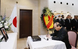 Top leaders pay tribute to former Japanese Prime Minister Abe Shinzo

