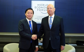 Deputy Prime Minister Tran Hong Ha meets WEF Executive Chairman