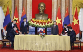 Viet Nam, Mongolia sign agreements on security cooperation, visa exemption