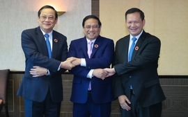 Vietnamese, Lao and Cambodian Prime Ministers meet on sidelines of ASEAN-Japan Commemorative Summit