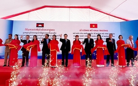 Vinh Xuong-Kaorm Samnor International Land and Waterway Border Gate opens