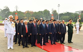 Leaders pay tribute to President Ho Chi Minh on National Reunification Day occasion