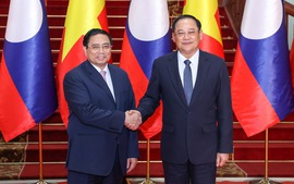 Vietnamese, Lao PMs hold working session