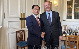 Foreign Minister meets foreign leaders in Paris