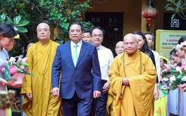 Gov’t chief visits Buddhist dignitaries on Buddha’s birthday