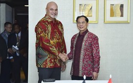 Foreign Minister meets counterparts on sidelines of ASEAN Summit