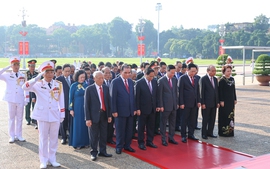 Party, State leaders pay tribute to President Ho Chi Minh on National Day