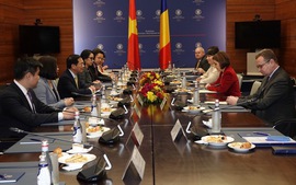 Foreign Minister holds talks with Romanian counterpart