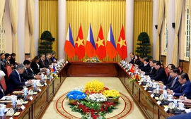 Vietnamese, Philippine Presidents hold talks