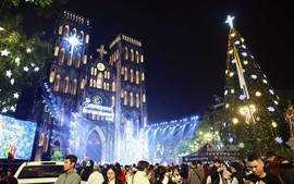 Ha Noi embraces Christmas with colors