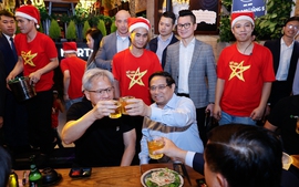 Prime Minister Pham Minh Chinh, NVIDIA CEO Jensen Huang visit Hoan Kiem Lake, enjoy beer in Ha Noi